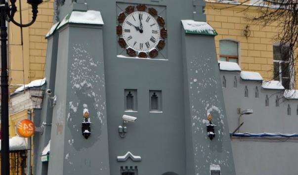 Вежа з годинником в Нижньому Новгороді
