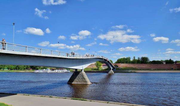 Пішохідний міст через річку Волхов