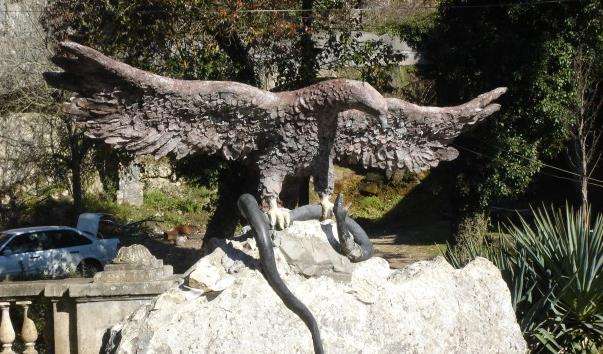 Скульптура «Орел, терзающий змію»