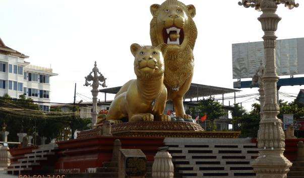 Скульптура «Золоті леви»