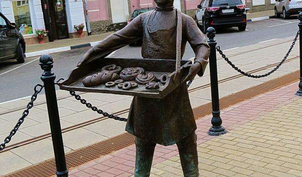 Скульптура Хлопчик з бубликами в Нижньому Новгороді