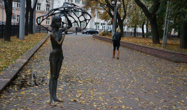 Скульптура Дівчина з парасолькою
