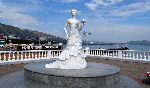 Скульптура Біла наречена у Геленджику