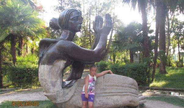 Скульптура Медея в Приморському парку