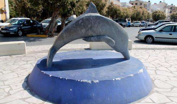 Дельфін на набережній Иерапетры