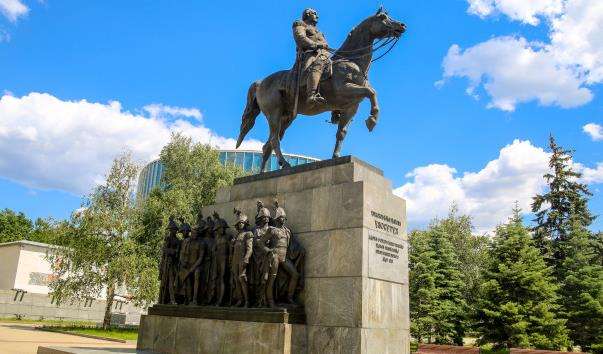 Памятник Кутузову біля Музею-панорамиБородінська битва