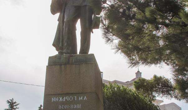 Памятник Горькому в Ялті