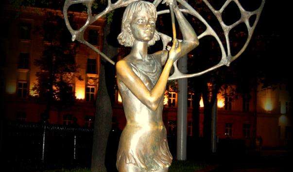 Скульптура Дівчина з парасолькою