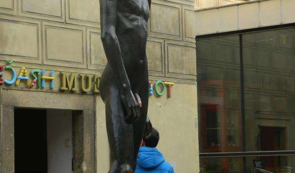 Скульптура Юність у Празі