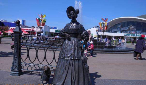 Памятник дамі з собачкою у Комаровського ринку