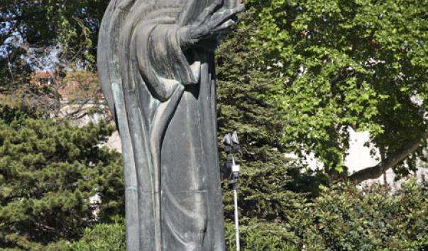 Памятник єпископу Гргуру Нінському