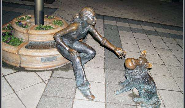 Скульптура Дівчина, що гралася з собакою