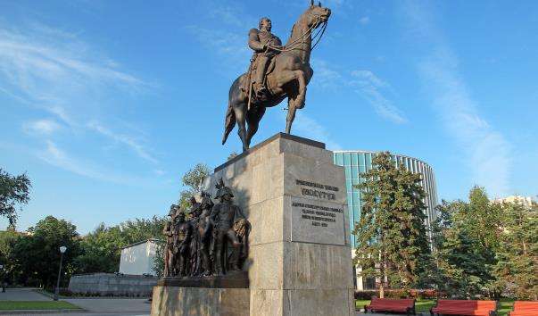 Памятник Кутузову біля Музею-панорамиБородінська битва