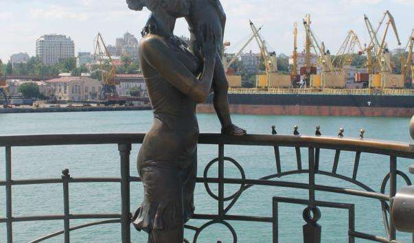 Памятник дружині моряка