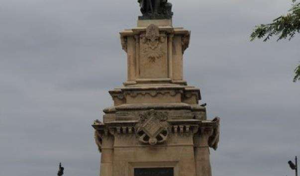 Памятник арагонскому адміралу Руджеро ді Лауриа