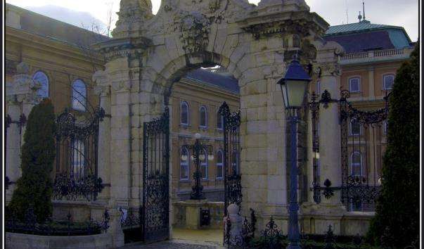 Орнаментальні ворота в Будапешті