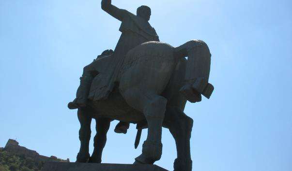 Памятник Царю Вахтангу Горгасалі
