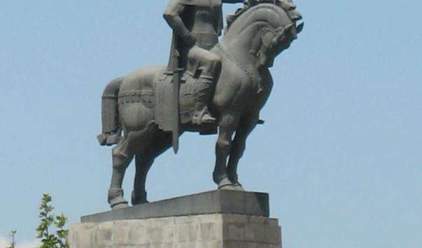 Памятник Царю Вахтангу Горгасалі