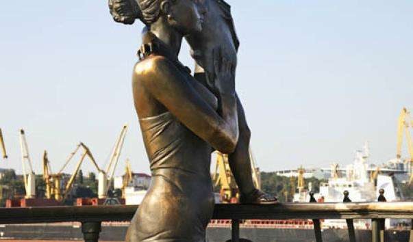 Памятник дружині моряка