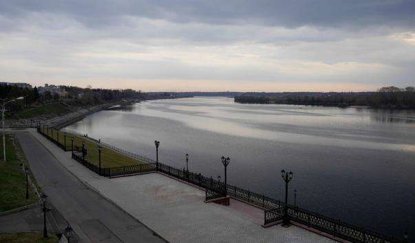 Набережна річки Волги в Ярославській області