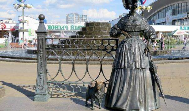Памятник дамі з собачкою у Комаровського ринку