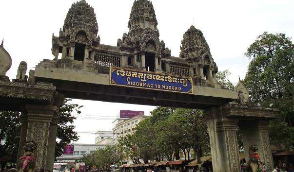 Арка на кордоні між Таїландом і Камбоджею