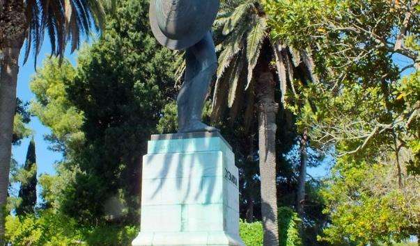 Статуя «Ахілл непереможний» в Керкірі