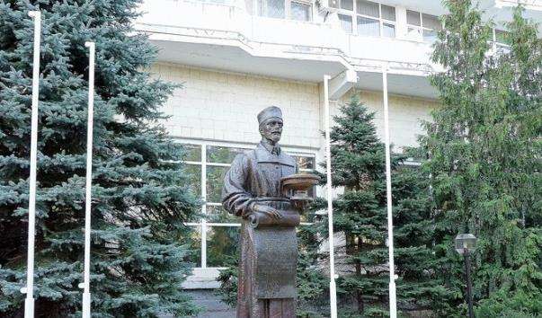 Памятник засновнику курорту Анапа Ст. А. Будзинскому