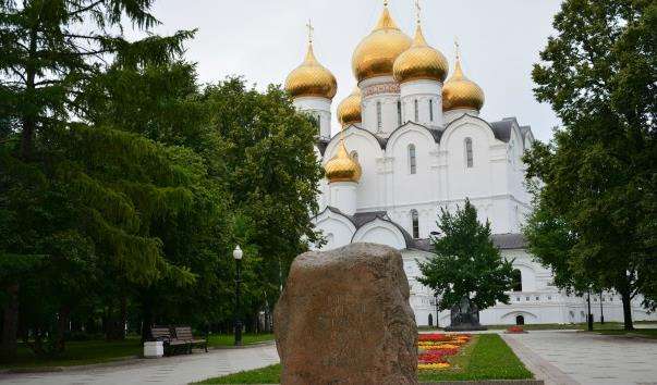 Памятний камінь на честь 975-річчя Ярославля