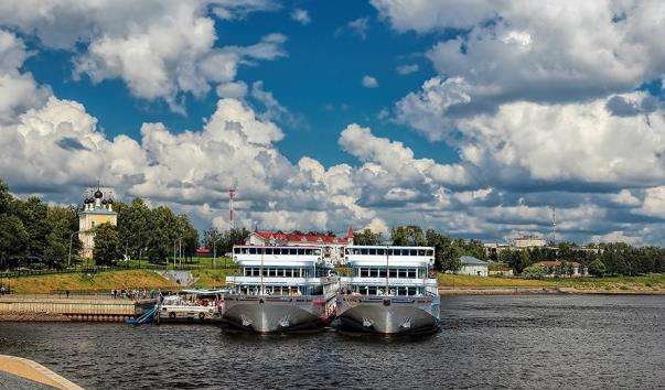 Набережна річки Волги в Ярославській області