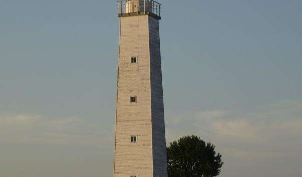 Вежа-маяк на Петровському каналі