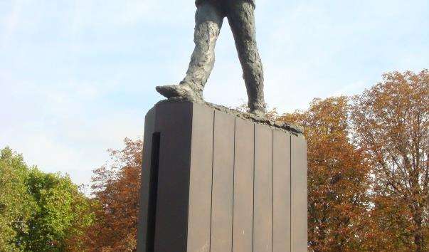 Памятник Шарлю де Голлю