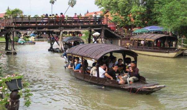 Плавучий ринок Klong Sa Bua в Аюттхая