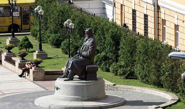 Памятник Михайлу Грушевському