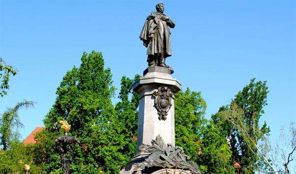 Памятник Адаму Міцкевичу