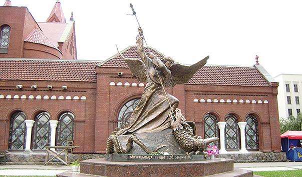 Памятник Архангелу Михаїлу