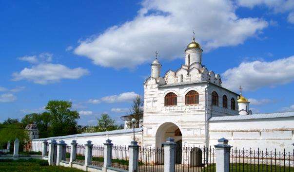 Святі ворота з надбрамною церквою Благовіщенської