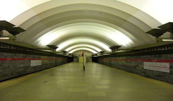 Станція метро Площа Мужності
