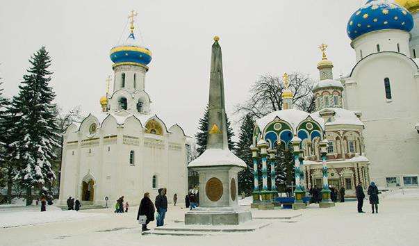 Камяний обеліск із сонячним годинником