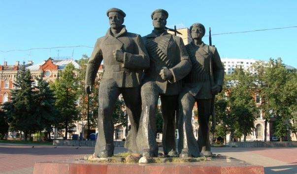 Памятник трьом матросам