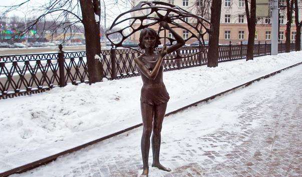Скульптура Дівчина з парасолькою