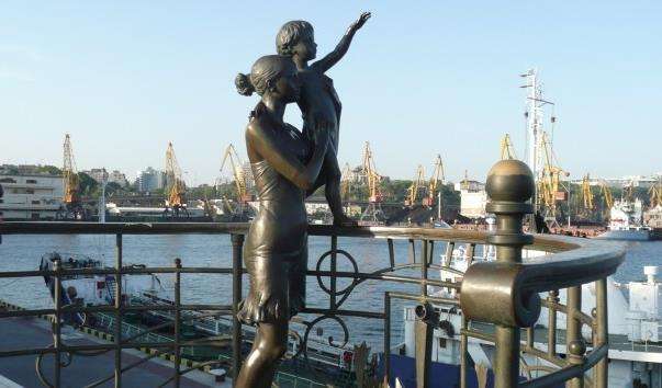 Памятник дружині моряка