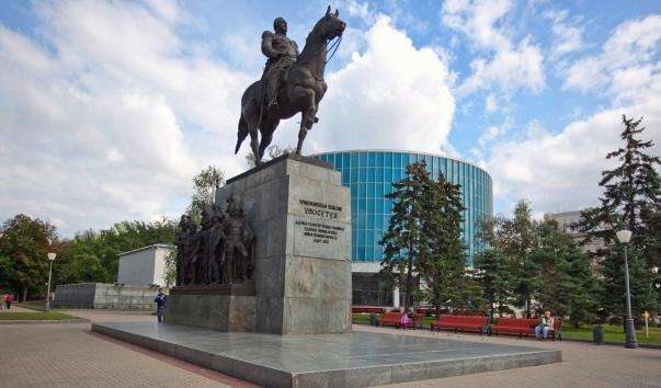 Памятник Кутузову біля Музею-панорамиБородінська битва