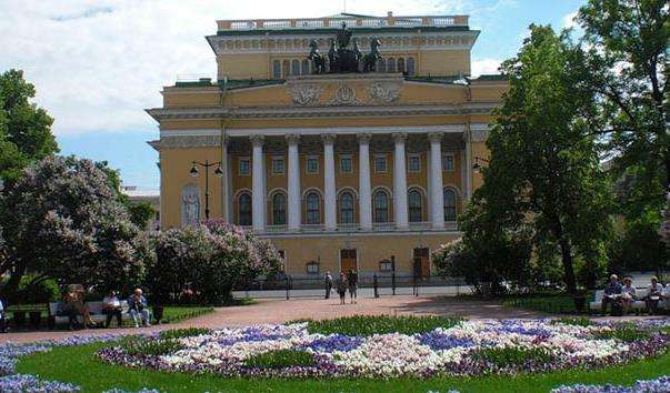 Площа Островського