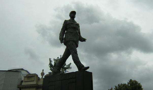 Памятник Шарлю де Голлю
