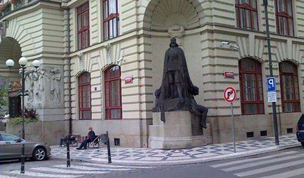 Памятник примарі
