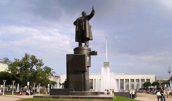 Памятник в. І. Леніну біля Фінляндського вокзалу