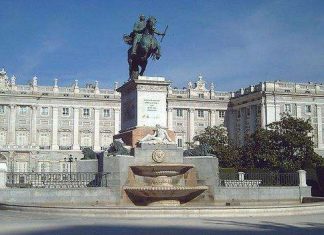 Памятник Пилипу |V