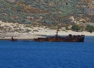 Напівзатоплений корабель біля острова Імері Грамвуса