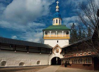 Святі ворота Псково-Печерського монастиря